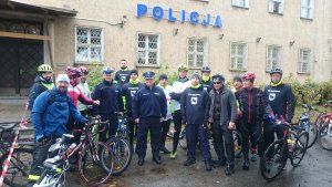 zdjęcie grupowe przed budynkiem policji uczestnicy akcji z rowerami