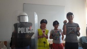 na sali w komendzie, dzieci przebrane za policjantów
