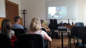na sali w komendzie dzieci oglądają film promujące policję