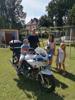 dziecko na policyjnym motocyklu, policjant i dzieci