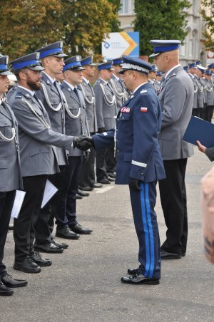 generał gratuluje policjantowi