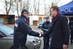 Burmistrz Mrągowa i Wójt Mrągowa wręczają kluczyki Zastępcy Naczelnika Wydziału Kryminalnego
