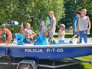 łódź policyjna i dzieci w niej
