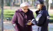 starsza kobieta rozmawiająca z policjantką
