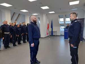 naczelnik składa meldunek komendantowi wojewódzkiemu policji w Olsztynie z lewej strony stoją policjanci