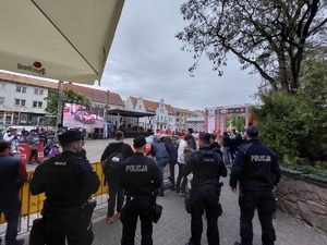 w centrum Mikołajek stoi czterech policjantów, w tel ceremonia inauguracji rajdu polski