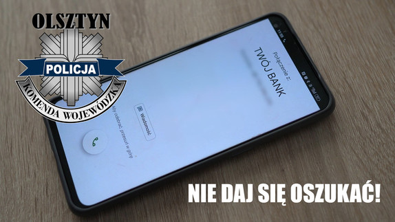 telefon na którym wyświetla się nazwa osoby dzwoniącej a z lewej strony logo Komendy Wojewódzkiej Policji w Olsztynie
