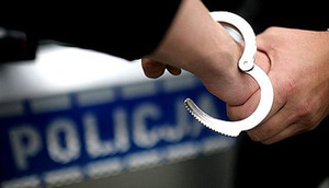 policjant zakładający kajdanki na ręce