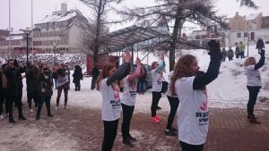 na placu unii europejskiej w mrągowie, grupka dziewczyn z koszulkami z napisem akcji tańczy  z tyłu tłum młodzieży