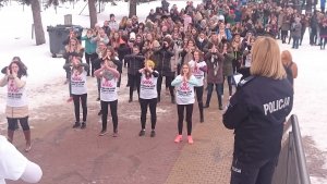 na placu unii europejskiej w mrągowie, grupka dziewczyn z koszulkami z napisem akcji a przed nimi tłum młodzieży tańczy