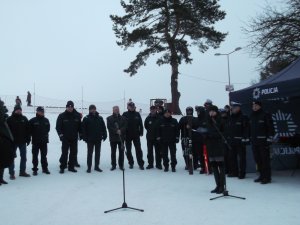 na stoku w Mrągowie, policjanci i uczestnicy stoją