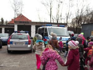 dzieci zwiedzają policyjny parking