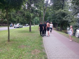 patrol pieszy na promenadzie jeziora czos