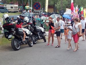 policjanci na motocyklach na promenadzie przy amfiteatrze wśród uczestników pikniku