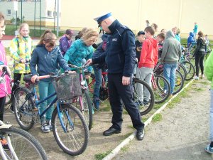 policjant przegląda rowery uczniów