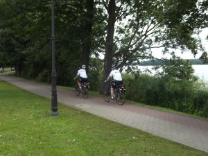 patrol rowerowy na promenadzie jeziora czos