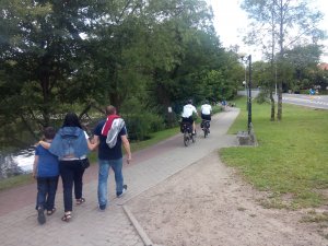 patrol rowerowy na promenadzie jeziora czos