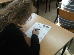 uczennica pisze test