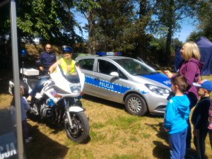 policyjne stanowisko policjant, dziecko wsiadające na motocykl