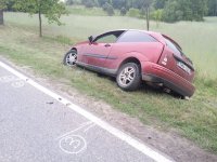 trasa Kosewo-Baranowo fragment jezdni , na poboczu stoi bordowy ford focus