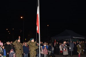 wciągniecie flagi Polski na maszt przez żołnierzy