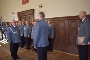 dowódca uroczystości składa meldunek I Zastępcy  Komendanta Wojewódzkiego Policji w Olsztynie
