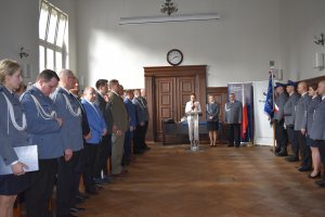 po lewej stronie soją policjanci w dwuszeregu, po prawej stronie stoją zaproszeni goście