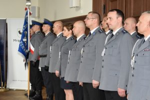 policjanci stojący w dwuszeregu