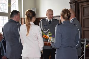 przedstawiciele policjantów i pracowników składają podziękowania insp. Skolowi