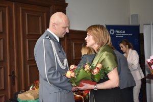 prokurator rejonowa w Mrągowie składa życzenia insp. Skolowi