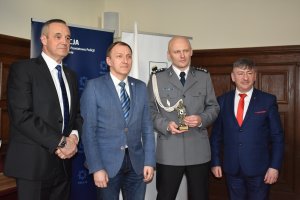 insp. Skol wraz z Burmistrzem Mrągowa, jego zastępca i przewodniczącym rady miejskiej w mrągowie