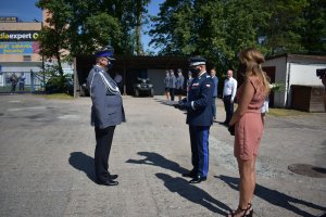 komendant wojewódzki wręcza akt mianowania policjantowi