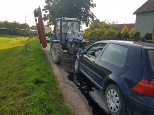 na drodze stoi ciągnik i vw  golf uczestniczące w kolzji