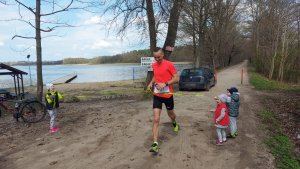 rafał syczew dobiega do mety gdzie troje dzieci trzyma wstęgę