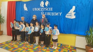 zdjęcie grupowe uczniów z książeczkami w dłoniach