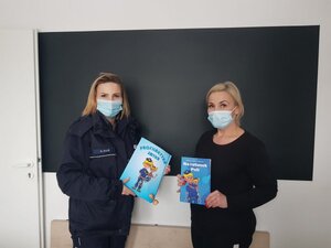 policjantka i pani dyrektor z książeczkami w dłoni