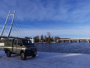 pojazd patrolu saperskiego stoi przy promenadzie w miejscu odnalezienia niewybuchu