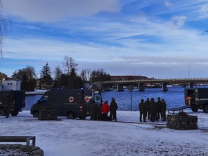 na promenadzie w rejonie odnalezienia niewybuchu stoi patrol saperski