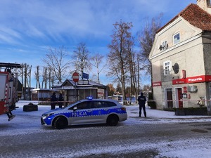 patrol policji i straży pożarnej zabezpiecza ulicę