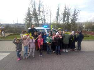 dzielnicowy z dziećmi