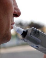 osoba dmuchająca w alkomat