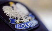 biały orzeł na mundurze policyjnym i napis Policja
