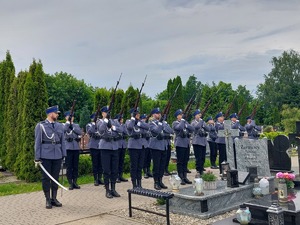 policjanci oddający salwę honorową