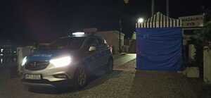 radiowóz policyjny nocą