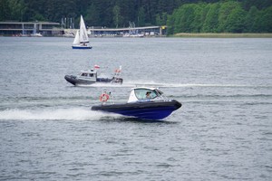dwie łodzie policyjne płynące po jeziorze