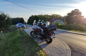 motocykl w tle radiowóz policyjny