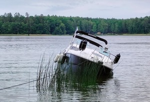 łódź na wodzie przechylona na prawą stronę