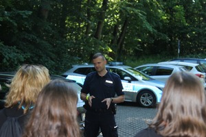 policjant rozmawiający z młodzieżą