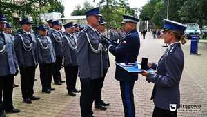 Komendant Wojewódzki Policji wpina brązową odznakę zasłużony policjant