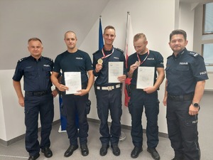 policjanci z medalami i gratulacjami